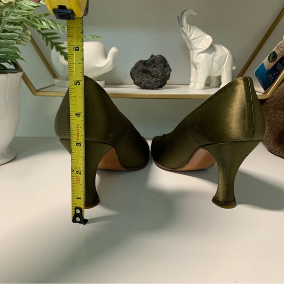 Stuart Weitzman Green Satin Heels with Classic Design - Picture 4 of 5